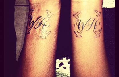 Bobbi Kristina na zapešće si dala tetovirati majčine inicijale