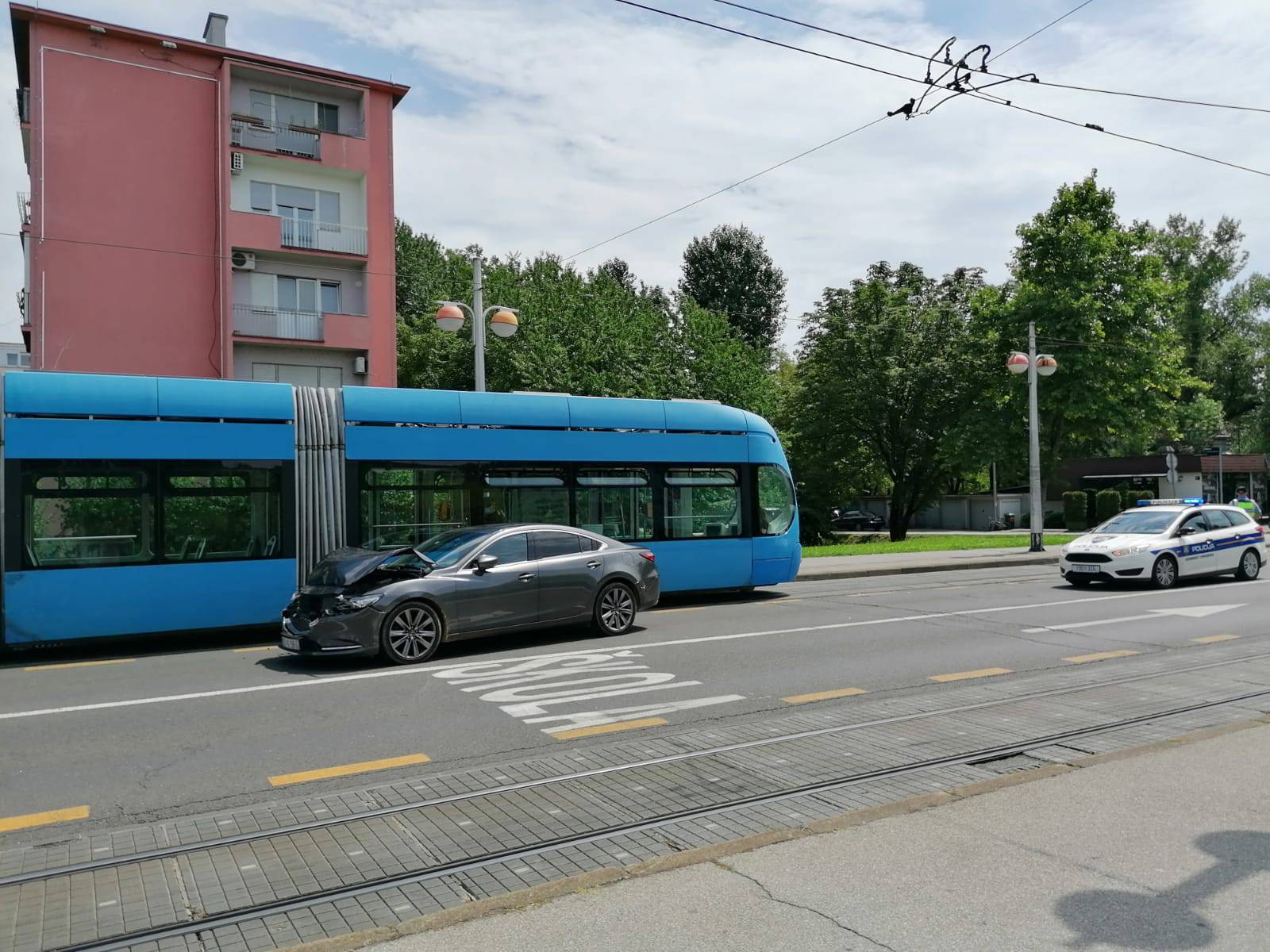 Sudarili se auto i tramvaj pa je nastao zastoj na cijeloj Savskoj