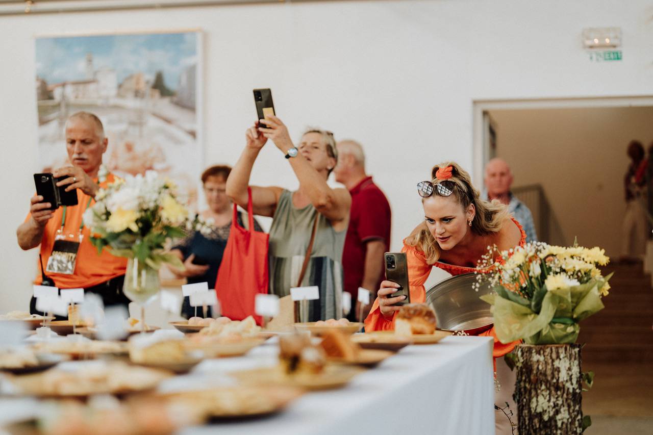 Cijela je Vižinada mirisala po tradicionalnim kolačima koji se brižno čuvaju od zaborava