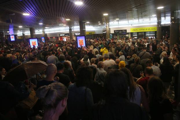 
Zagreb: Olujno nevrijeme prekinulo koncert Urbana&Four sa simfonijskim okrestrom HRT-a nakon prve kompozicije 