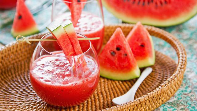 Savršeno ljetno osvježenje: Sami napravite domaći sok od lubenice na 7 prefinih načina