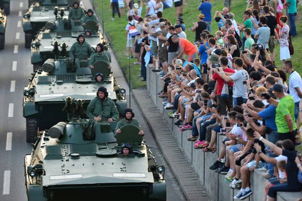 ARHIVA - Na današnji dan 2015. u Zagrebu održan veliki vojni mimohod