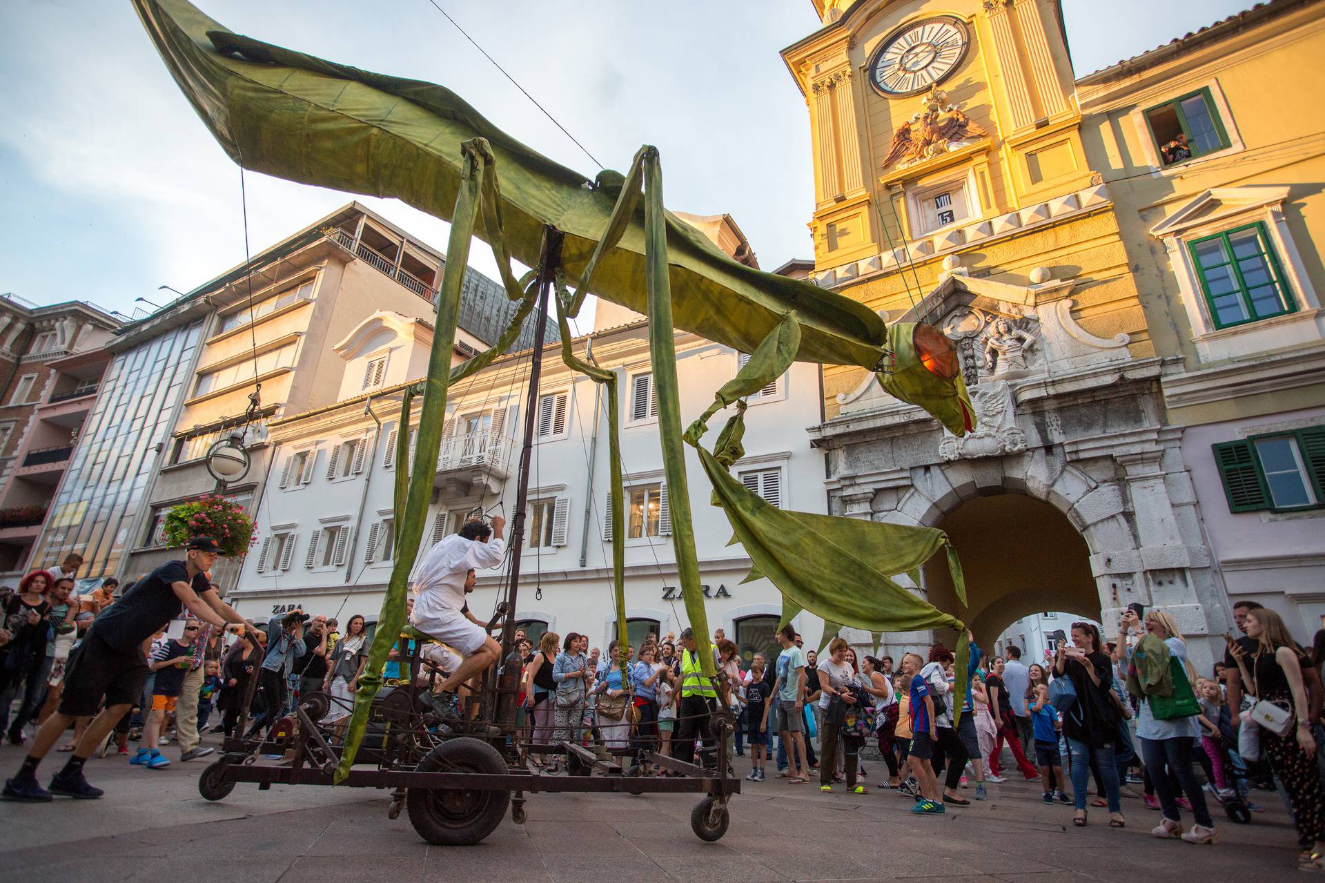 Rijeka: Uličnom predstavom Parada insekata otvoren dječji festival Tobogan 