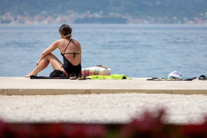 Zadar: Građani u moru pronašli spas od vrućina 