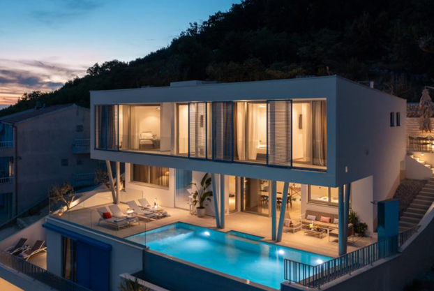 FOTO Luksuz na razini: Nova i moderna vila s infinity bazenom mami poglede u Omišu