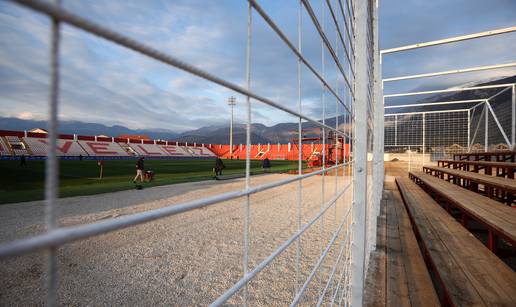 FOTO 'Zoološki vrt' na stadionu: U ovaj bi kavez mostarski klub ubacio goste!? Oglasio se savez