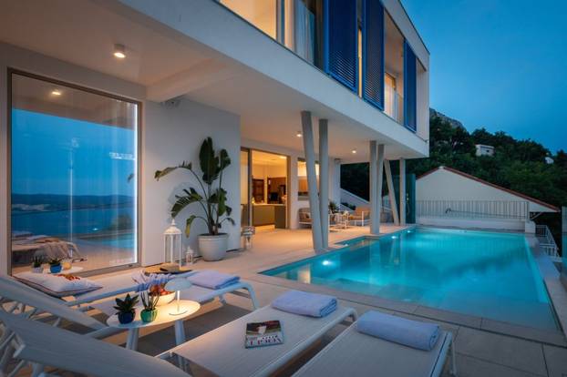 Bazen, sauna, teretana i dvije plaže na 'par koraka' - evo što sve nudi raskošna vila u Omišu