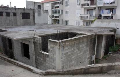 Makarska: Dječak (11) koji je pao s krova je stabilno