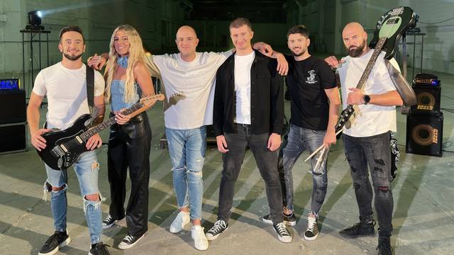 Splitska grupa 'Boss' ispunila je obećanje publici,  pjesma 'Sad te ostavljam' je vani, tu je i video