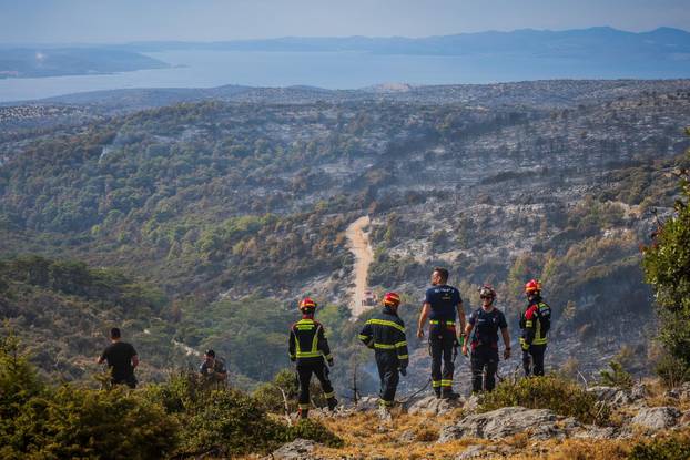 Nerežišća: Tijekom poslijepodneva ponovno se razbuktao požar