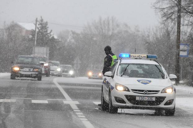 Policija zatvorila cestu u Pađenima prema Gračacu zbog nevremena