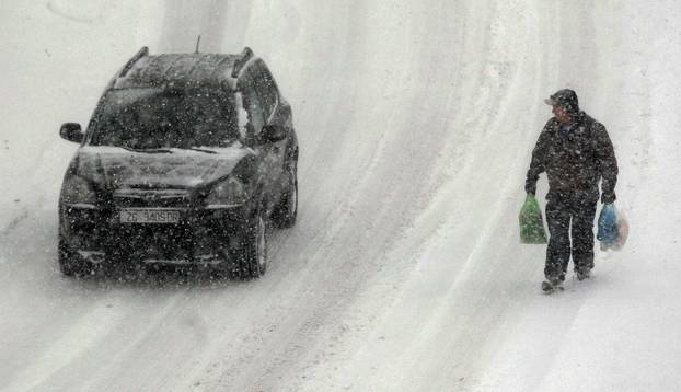 ARHIVA - Zagreb: Gra?ani zapo?eli dan ?iš?enjem automobila od snijega