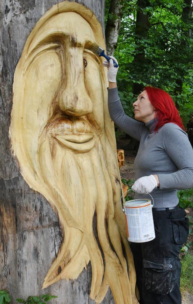 Köhlerliesel" as chainsaw artist