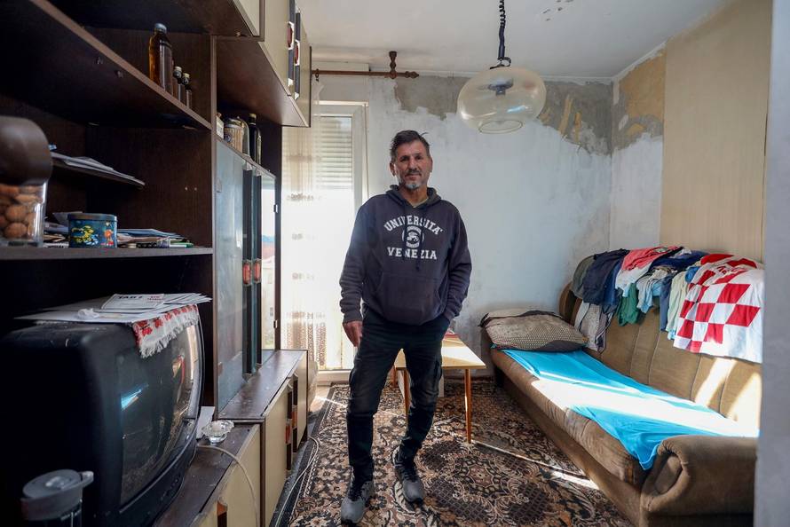 Benkovac: Branitelj Marko živi u stanu koji je u jako lošem stanju i nema struje