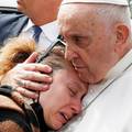 Dirljiv trenutak: Papa nakon izlaska iz bolnice tješio roditelje kojima je noćas preminula kći