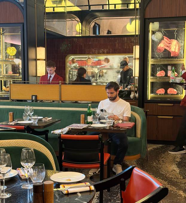 FOTO Maja Šuput i Emil Tedeschi mlađi otputovali su u Italiju! Na tanjuru ju je dočekao 'prsten'