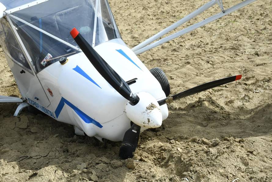 Srušio se mali avion kod Siska, pilot prošao bez ozljeda