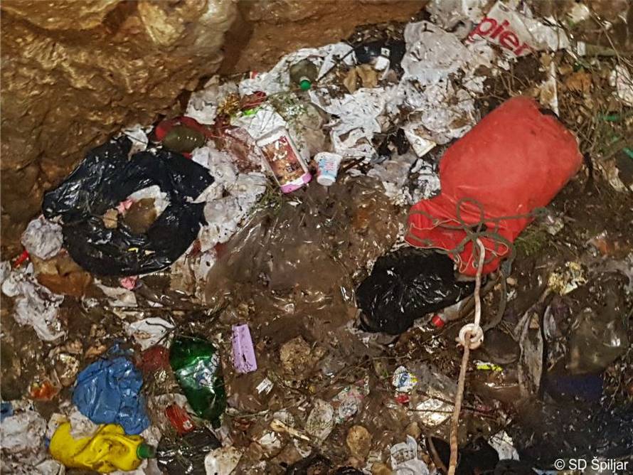 Andrea (16) iz MIOC-a ispituje ima li mikroplastike u vodi iz spilja koju joj donose speleolozi