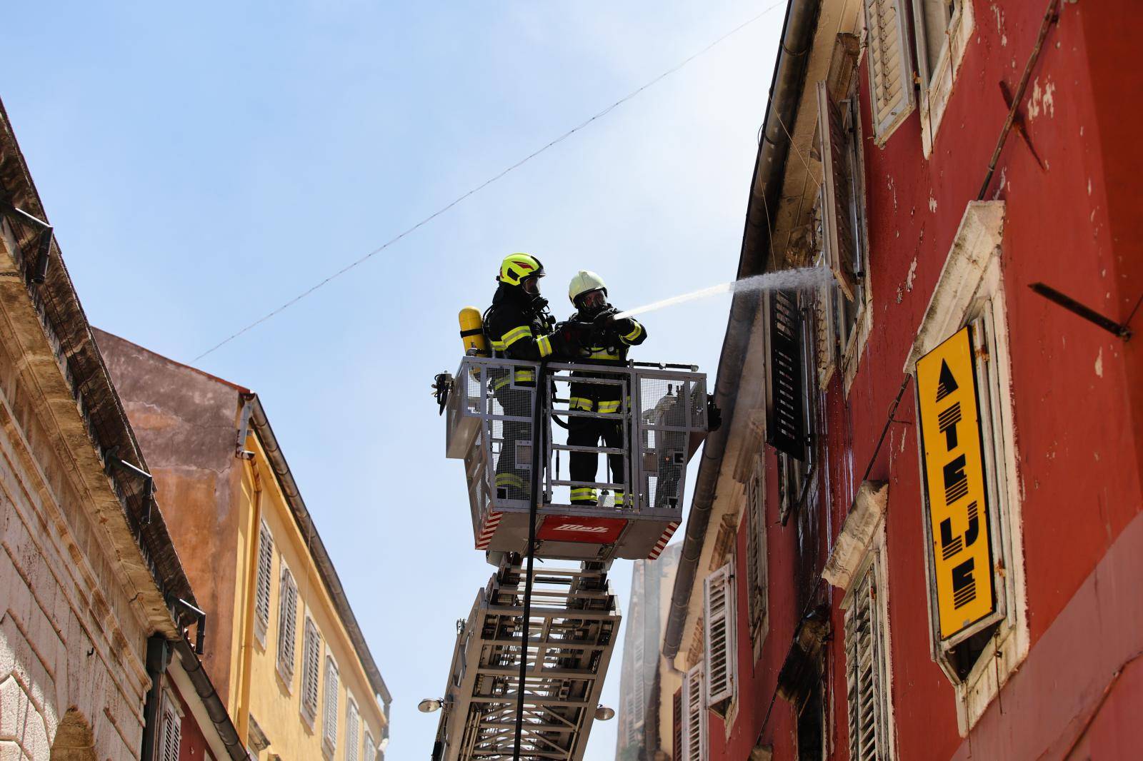 Izbio je požar u stanu u centru Zadra, stanari su evakuirani