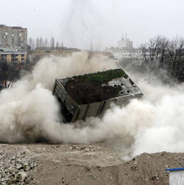 Osijek: Plansko miniranje i rušenje silosa u Huttlerovoj ulici