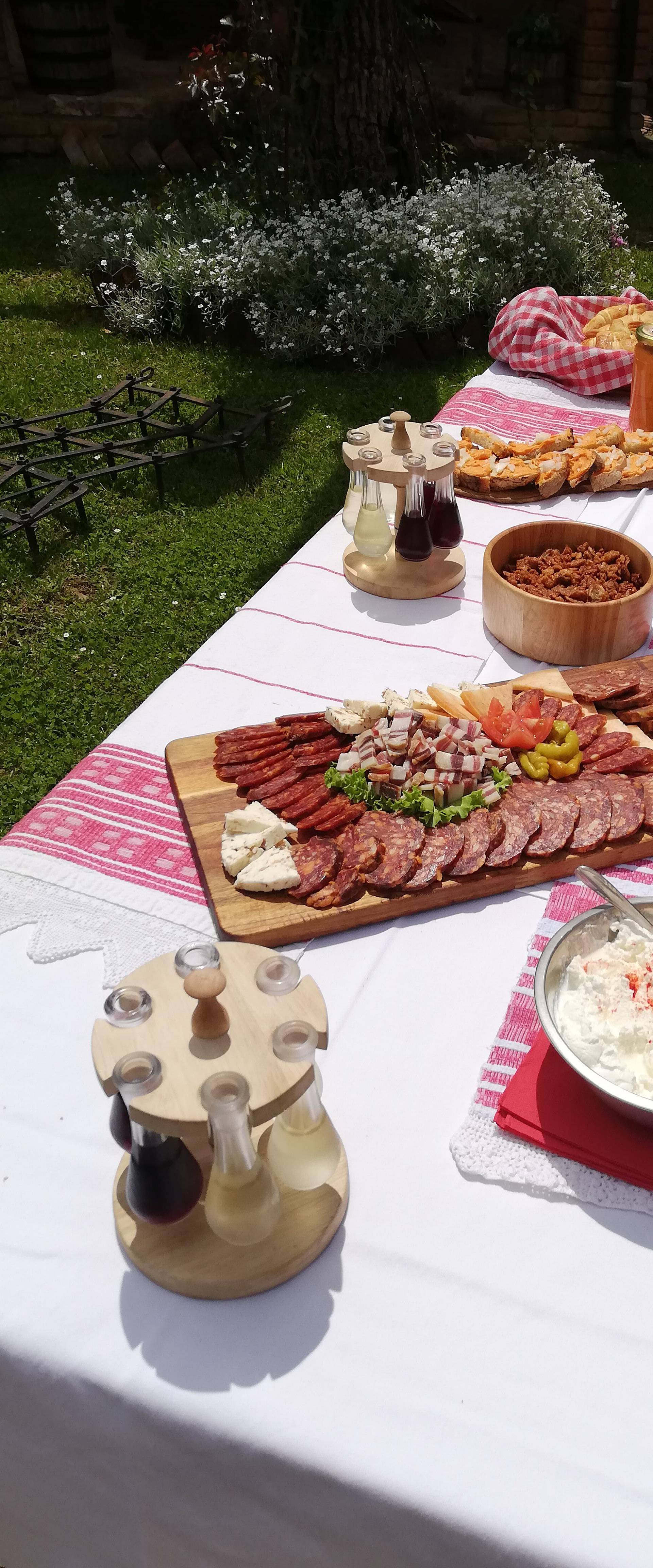 Pun tanjur užitaka, vrhunsko vino u ruci i nezaboravna zabava