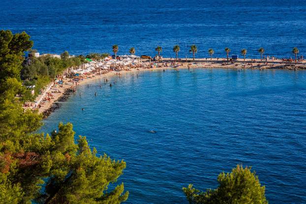 Split: Pogled na plažu Kašjuni podno Marjana