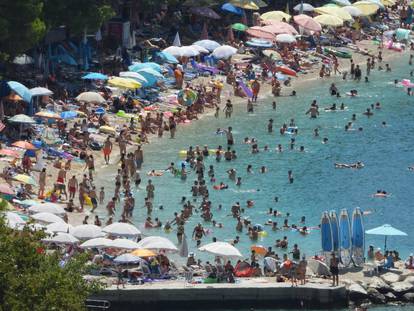 Krcata plaža u Baškoj Vodi, ogromna kolona do Makarske