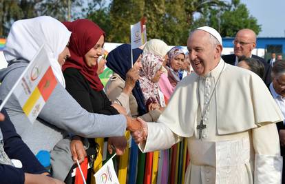 Papa Franjo kritizirao gradnju zidova i žica protiv migranata