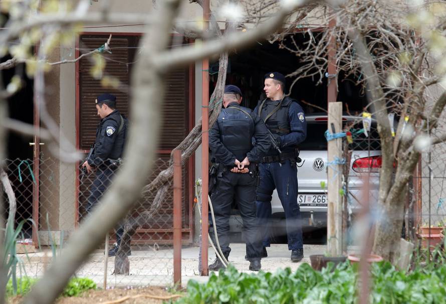 Ubojica roditelja stigao na sud, obrana: 'Rodbina ga posjećuje'