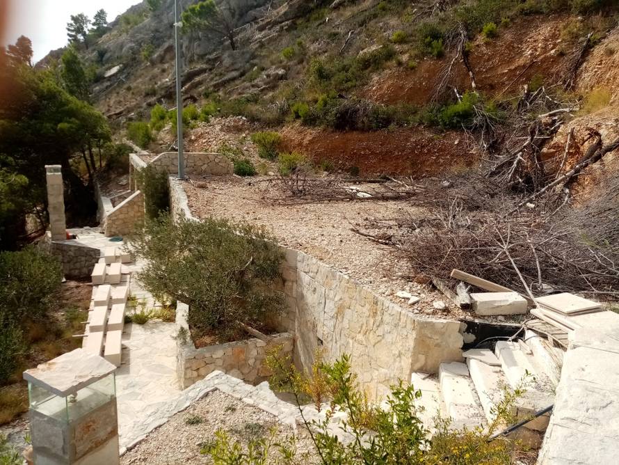 Bageri Inspektorata napokon stižu u Vruju! Pogledajte što će sve porušiti u prekrasnoj uvali