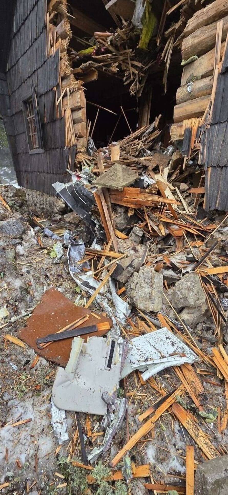 Pronašli dijelove aviona koji je pao u Sloveniji. Pri padu udario u kolibu. Za pilotom se još traga