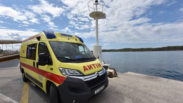 Šibenik: Vozilo hitne pomoći na rivi čeka pacijente s otoka