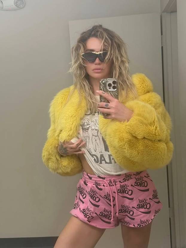 Pronađi Keshu! Nosila neobičnu cvjetnu kreaciju i šokirala sve: Izgledala poput velikog buketa