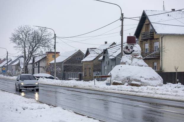 Bijelo Brdo: Napravljen  snjegović od otprilike sedam metara visine.