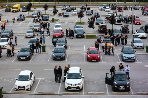 Zagreb: Kawasaki 3P održao drive-in koncert na parkingu aerodroma