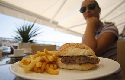 Jede vam se junk food? Uzrok je manjak sna i kroničan umor