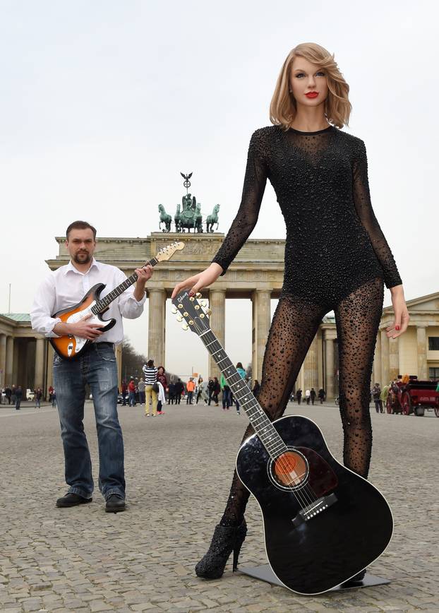 Taylor Swift wax figure in front of Brandenburger Tor