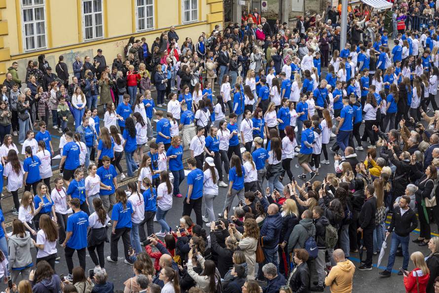 Osječki maturanti unatoč lošem vremenu plesali quadrillu u centru grada