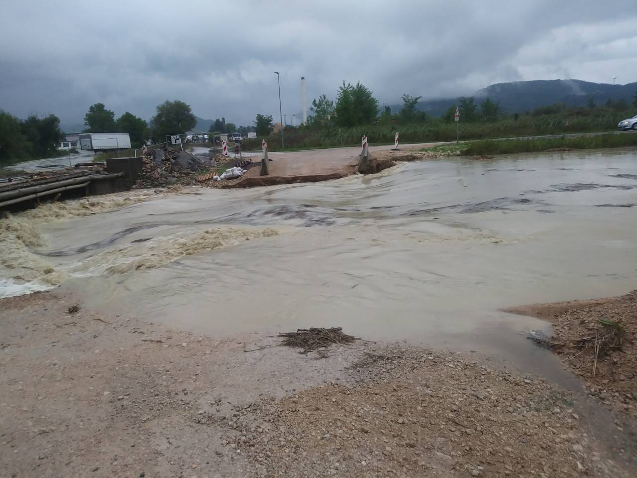 Nabujala rijeka odnijela nasip: Kiša je potopila dijelove Istre