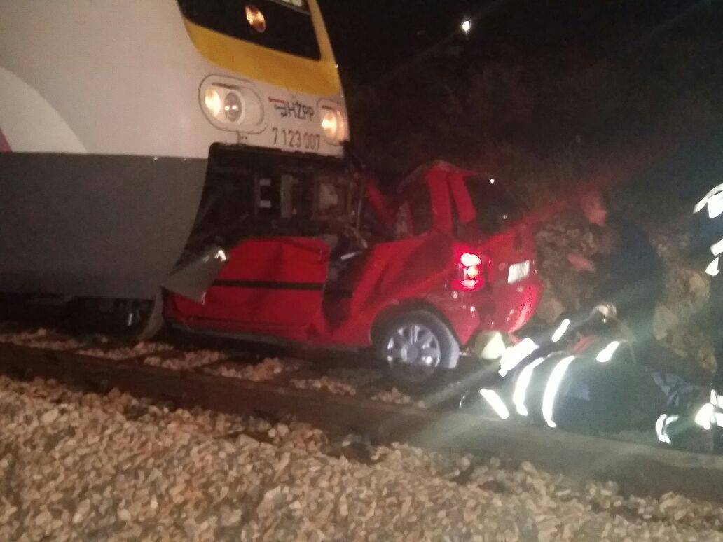 Vlak naletio na auto: Vozačica u zadnji tren izašla iz Twinga