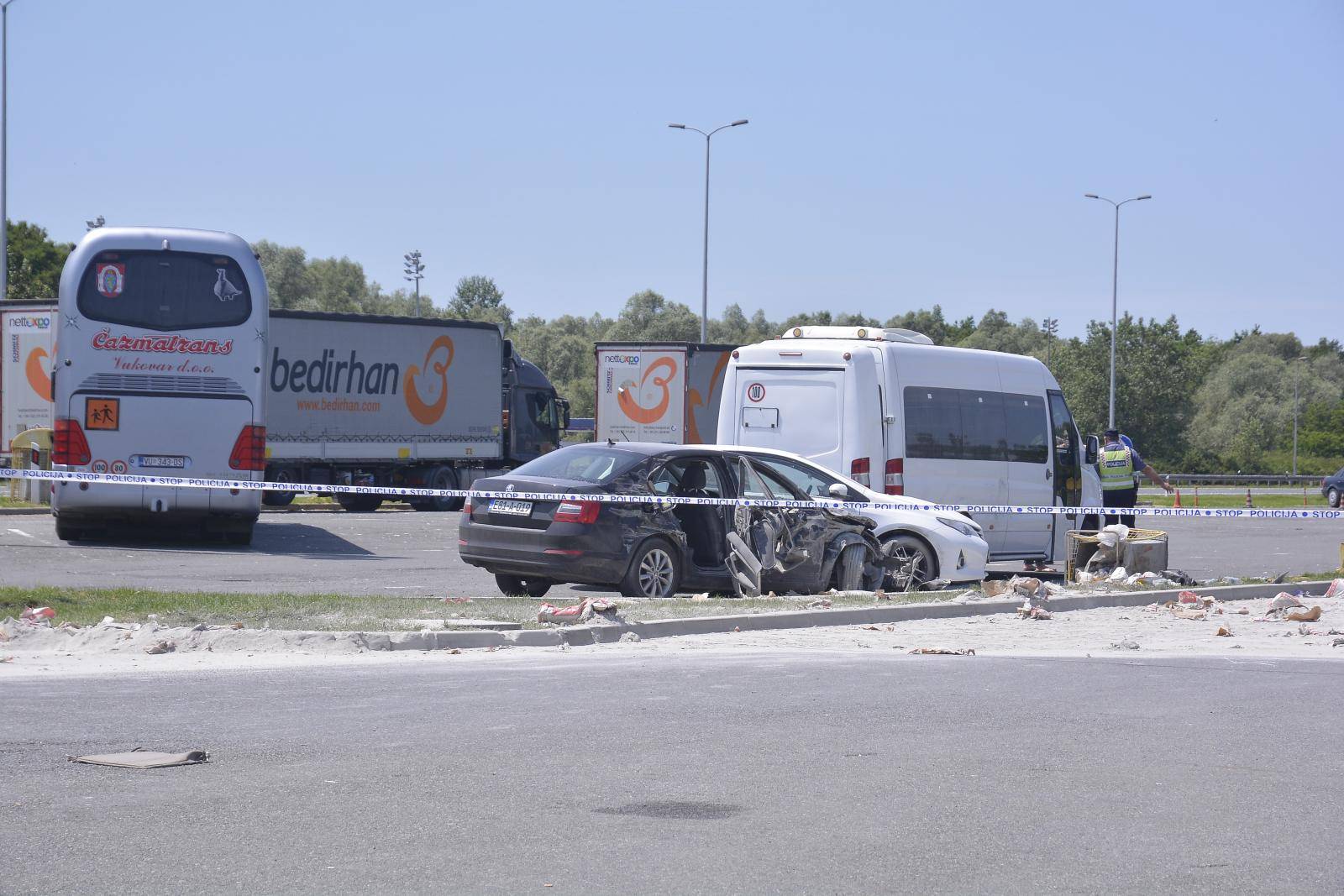 Kamion naletio na grupu ljudi na autocesti izmeÄu Novske i OkuÄana, dvije osobe poginule