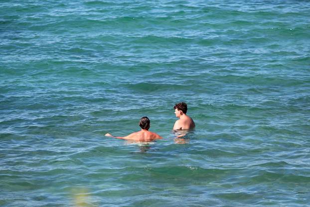 Zadar: Lijepo vrijeme popunilo gradsku plažu Kolovare