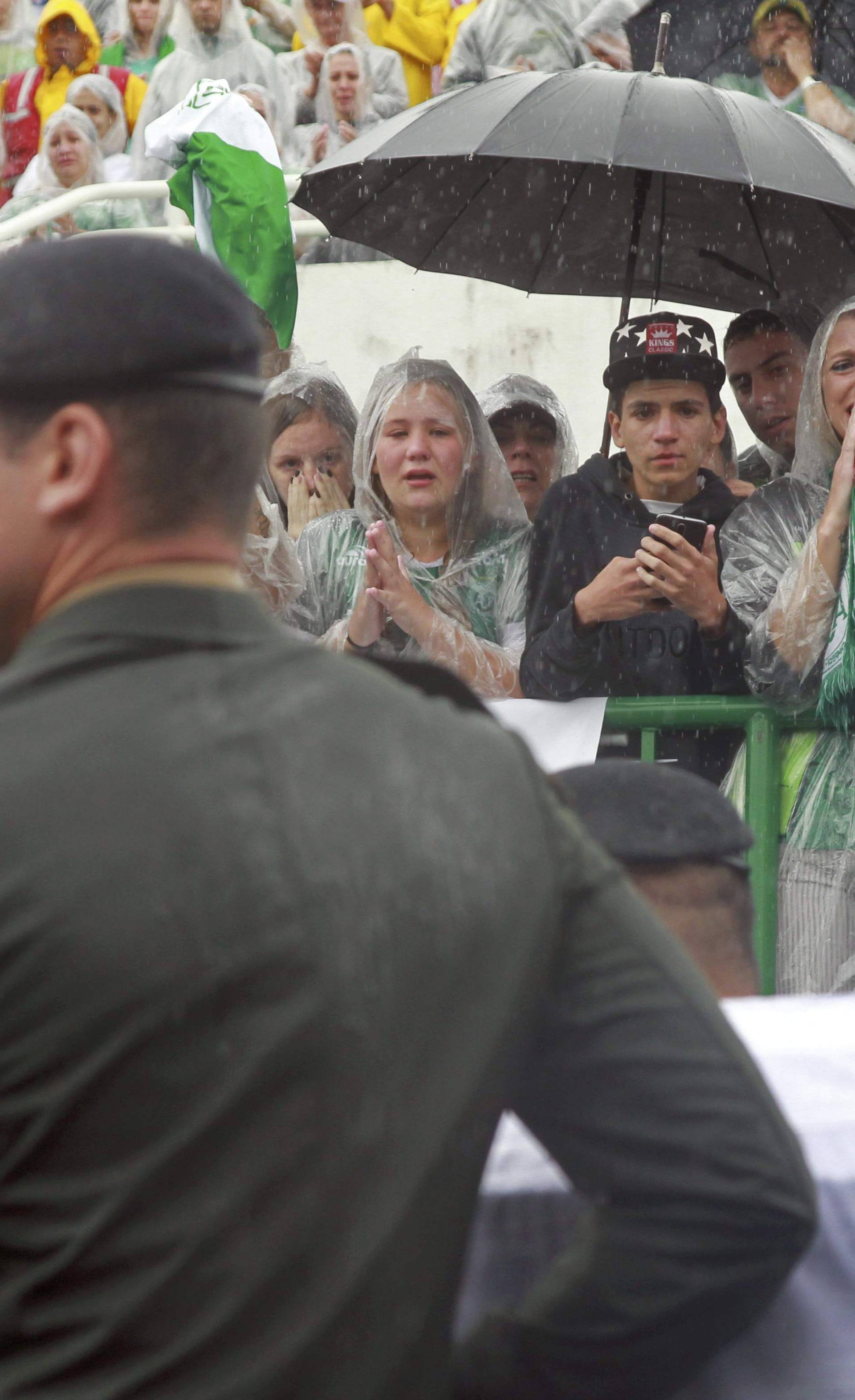 Fans react to the coffin of a plane crash victim in the Arena Conda stadium in Chapeco