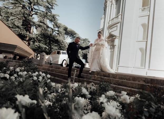 Varao ju je i silovao drugu, ona ga nije puštala. Vjenčali su se u Vatikanu. Conor objavio detalje