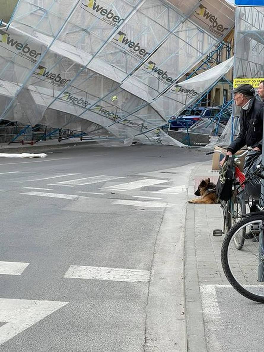 Karlovac: Zbog jakog vjetra srušila se skela i pala na auto