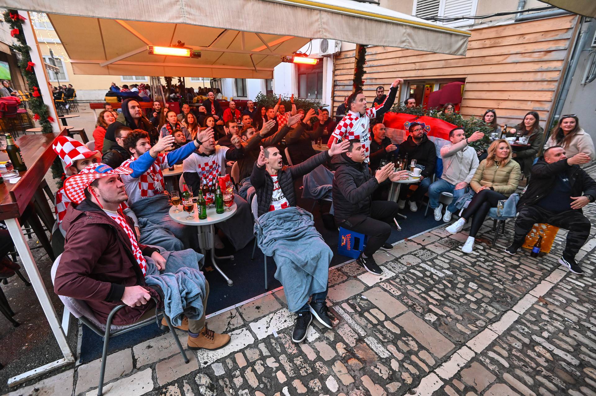 Navijači prate utakmicu između Hrvatske i Maroka na Zadarskom Forumu