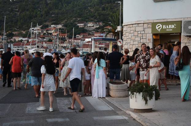 Vela Luka: Ljudi se okupljaju i pripremaju za koncert "Trag u beskraju"