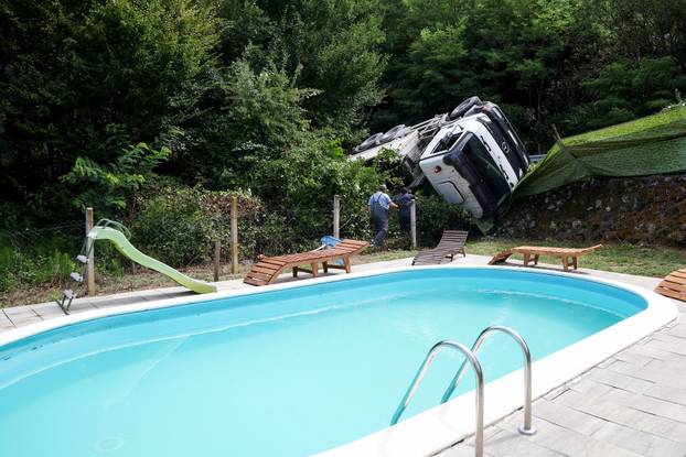 Jastrebarsko: Kamion probio ogradu kuće za odmor