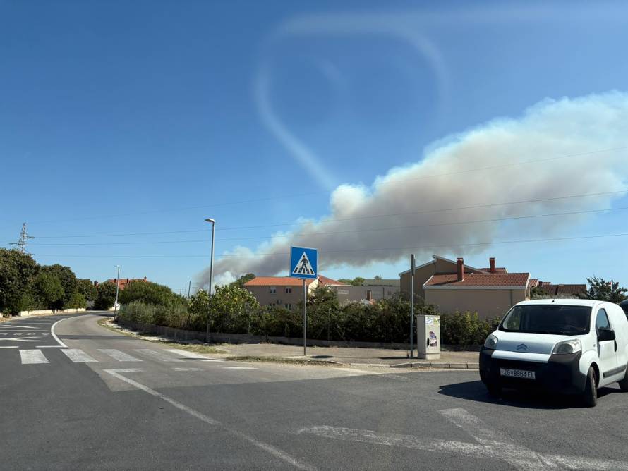 VIDEO Lokalizirali požar kod Zadra, a  kod Ninskih Stanova van kontrole. Stigli i kanaderi