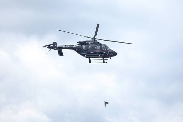 Helikopter Vlade RS nadlijeće iznad Srebrenice i Bratunca
